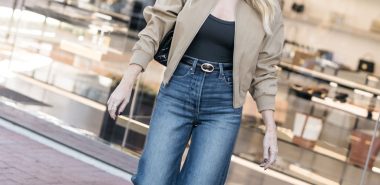 Street Style Herbst 2025 - junge Frau trägt Denim jeans 