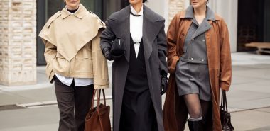 Modetrends für Herbst - drei modisch gekleidete Frauen