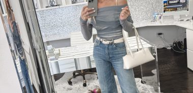 junge Frau trägt Denim Hose und graues Shirt