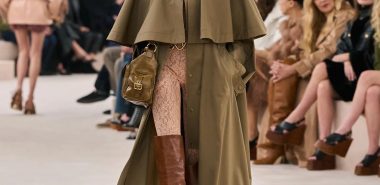 Model trägt hohe Stiefel auf dem Laufsteg 