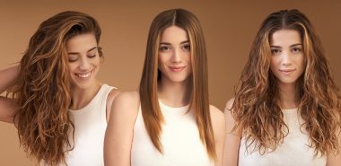 drei junge Frauen tragen lange kastanienbraune Haare