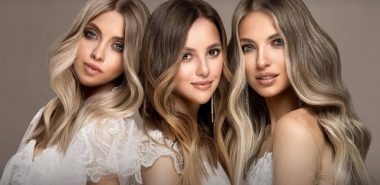 drei blonde Frauen tragen curtan banks 