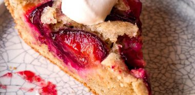 ein Stück Zweitschgenkuchen mit Sahne serviert