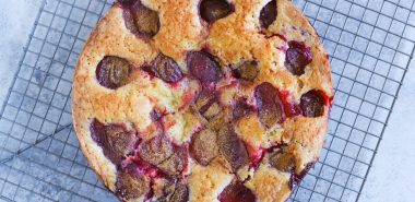Zwetschgenkuchen in runder Backform zubereitet
