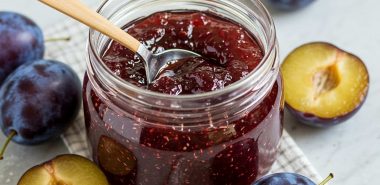 Pflaumenmarmelade im Glas - schmeckt gut 