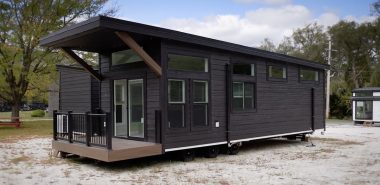 Mini Haus aud Holz in Schwarz gestrichen mit Veranda