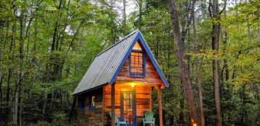 zweistöckiges Tiny House im Wald 