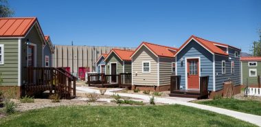 viele Tiny Houses in Reihe