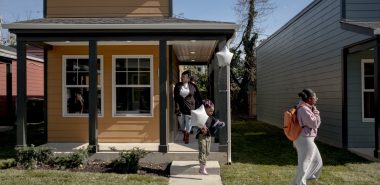 Familie mit Schulkindern wohnt im Mini Haus