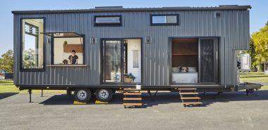 Tiny House auf Rädern mit Küche, Wohnzimmer und Schlafbereich