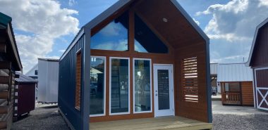 eine kleine Veranda gehört zum Tiny House