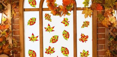 die Haustür mit Herbstkranz und Fensteraufklebern schmücken 