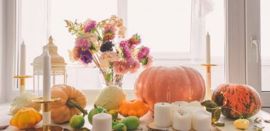 Herbstblumen, Kürbisse und Kwerzen schmücken das Fenster