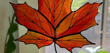 ein Blatt in warmen Farbtönen als Aufhänger - Fensterdeko Herbst