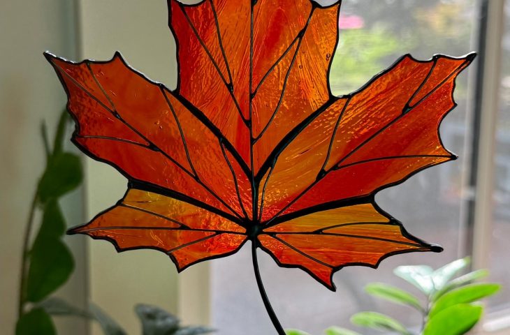 ein Blatt in warmen Farbtönen als Aufhänger - Fensterdeko Herbst