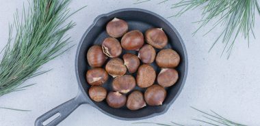 Esskastanien zubereiten in der Pfanne