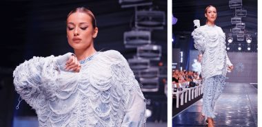 junge Frau trägt ein weißes Kleid mit Fransen 