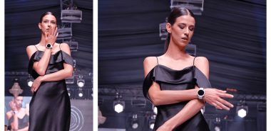 junge Frau trägt schwarzes Kleid aus Satin