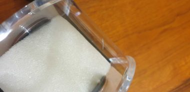 eine kleine Wanne vorbereiten zum Silberschmuck reinigen