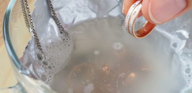 Schmuckstücke in eine Salzlösung legen 