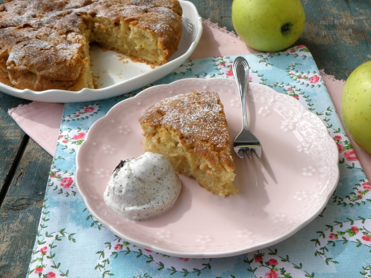 ein Stück Apfelkuchen mit Eis serviert