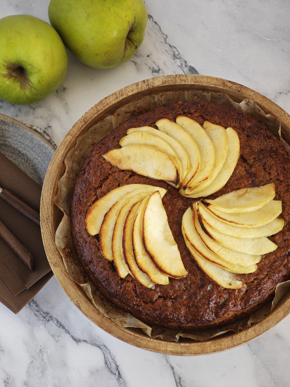 leckerer Apfelkuchen mit Apfelscheiben