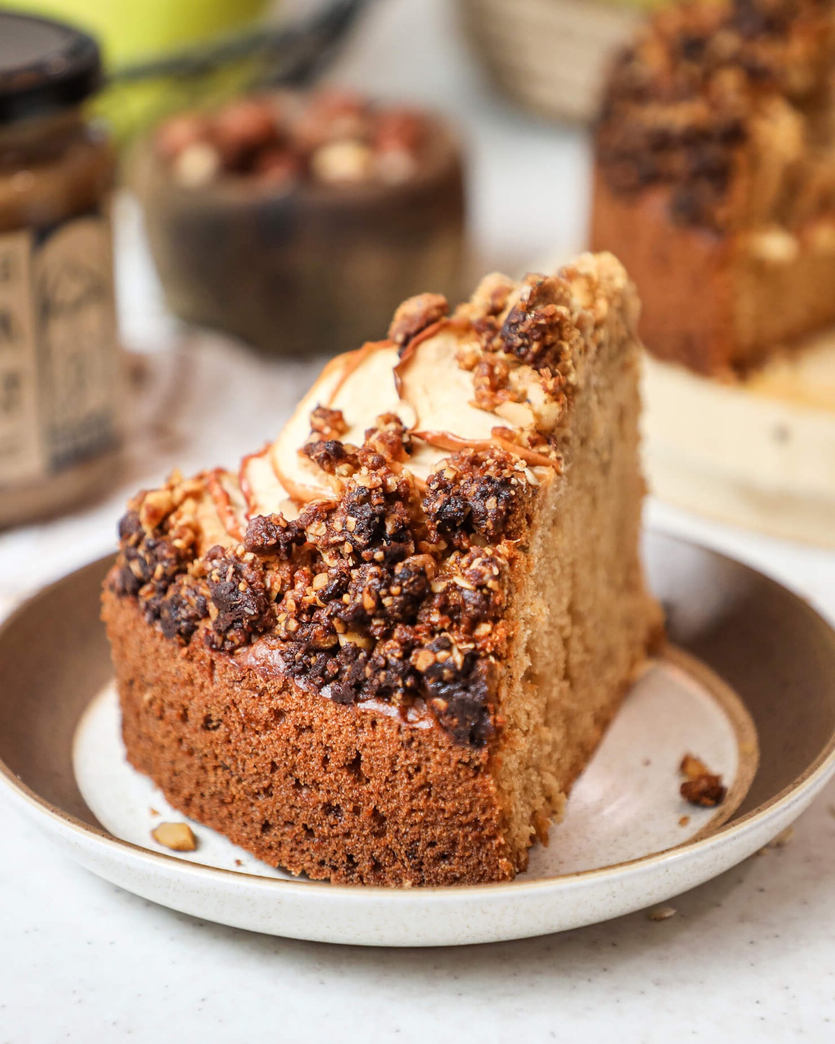 ein Stück mit Apfelscheiben und Nüssen darauf