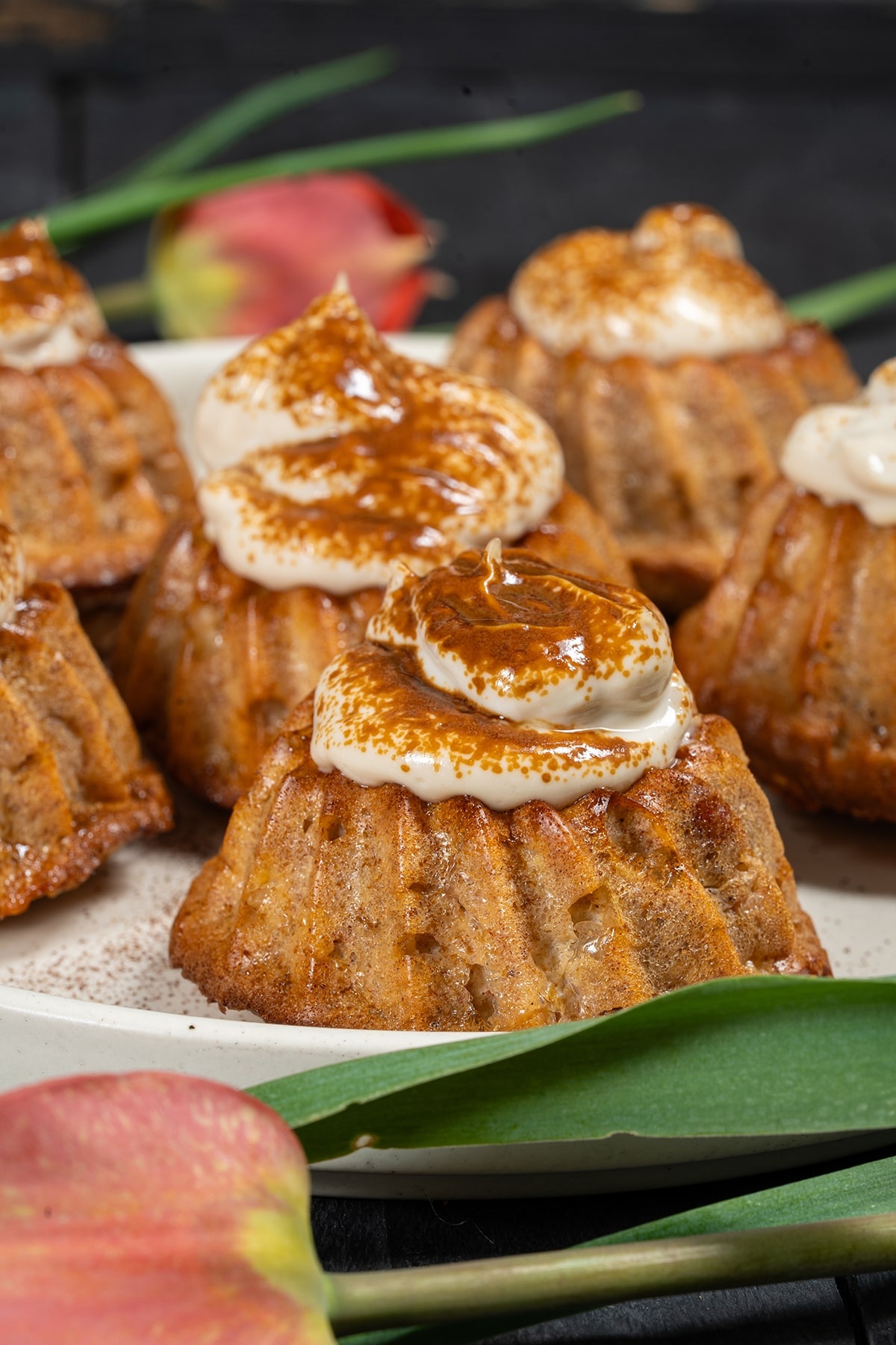 Apfelkuchen in Muffinform gebacken und mit Sahne serviert