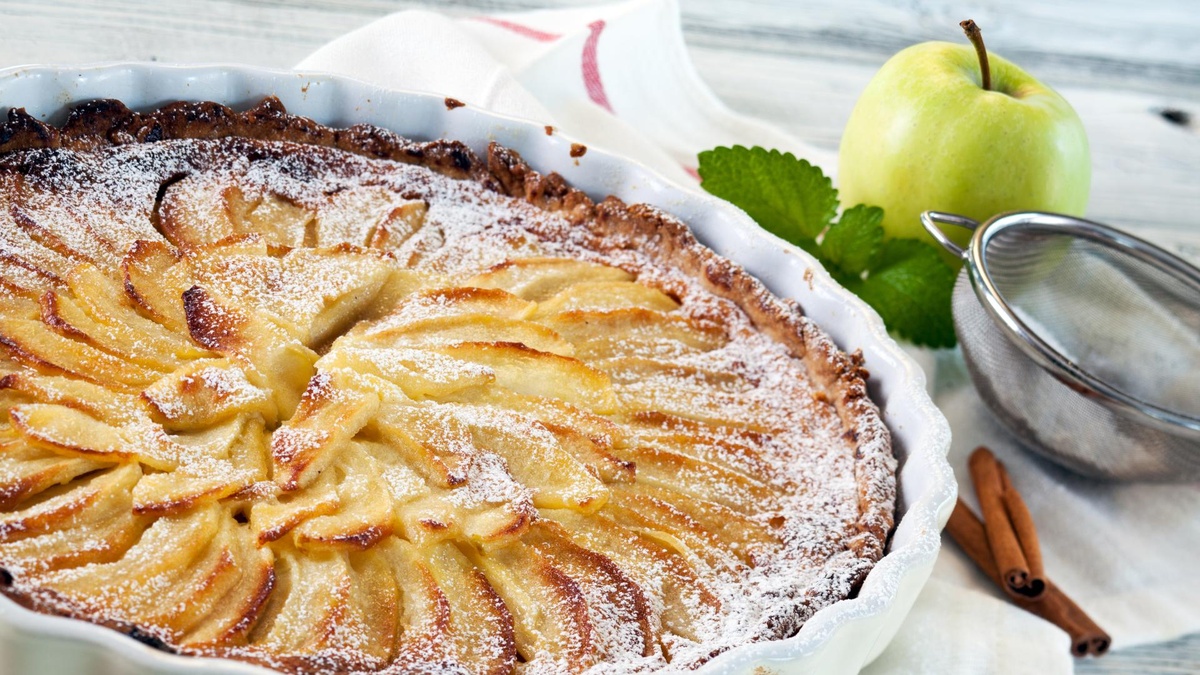 französische Apfeltarte mit Puderzucker darauf