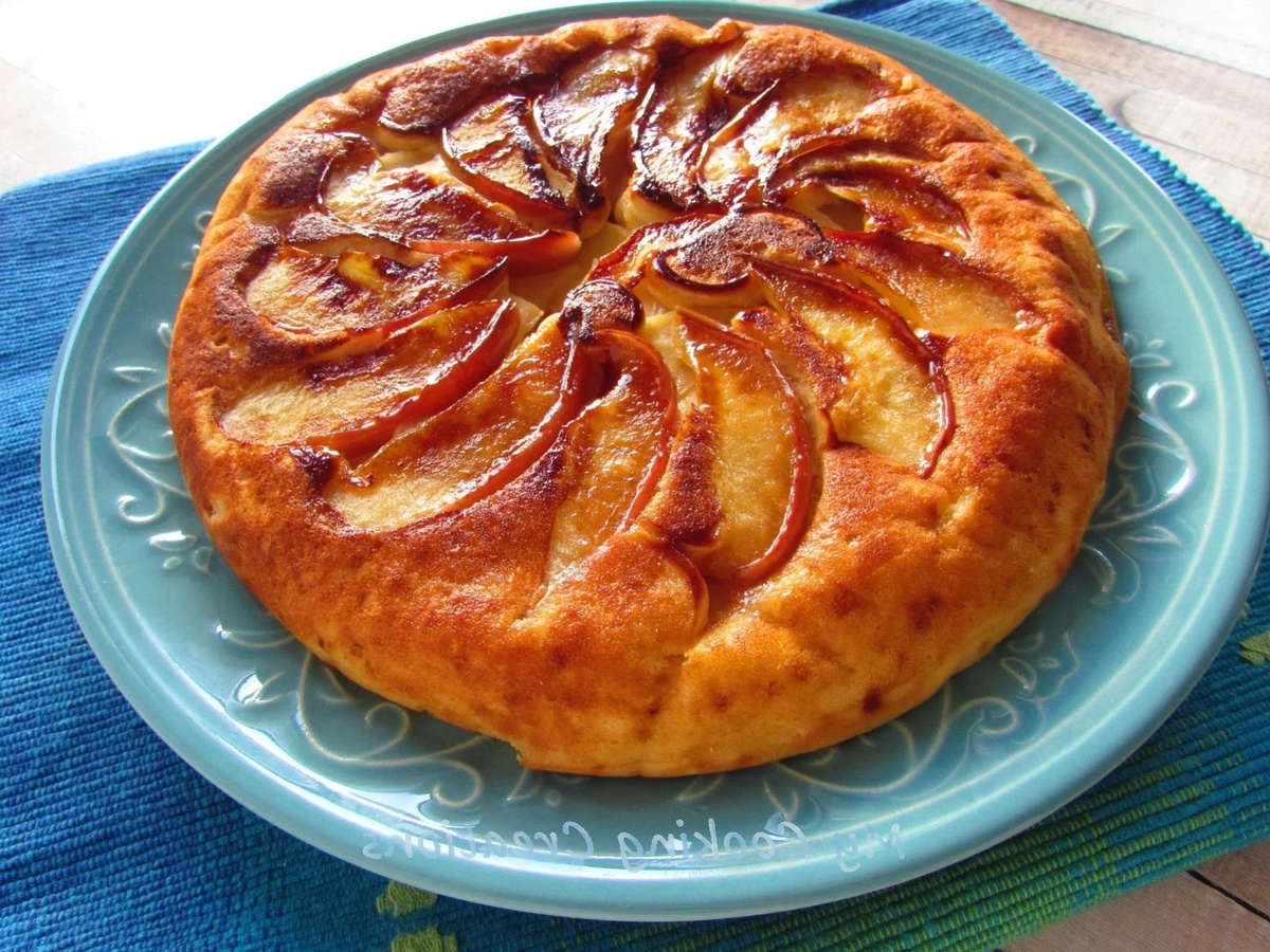 Apfelkuchen mit Apfelscheiben darauf