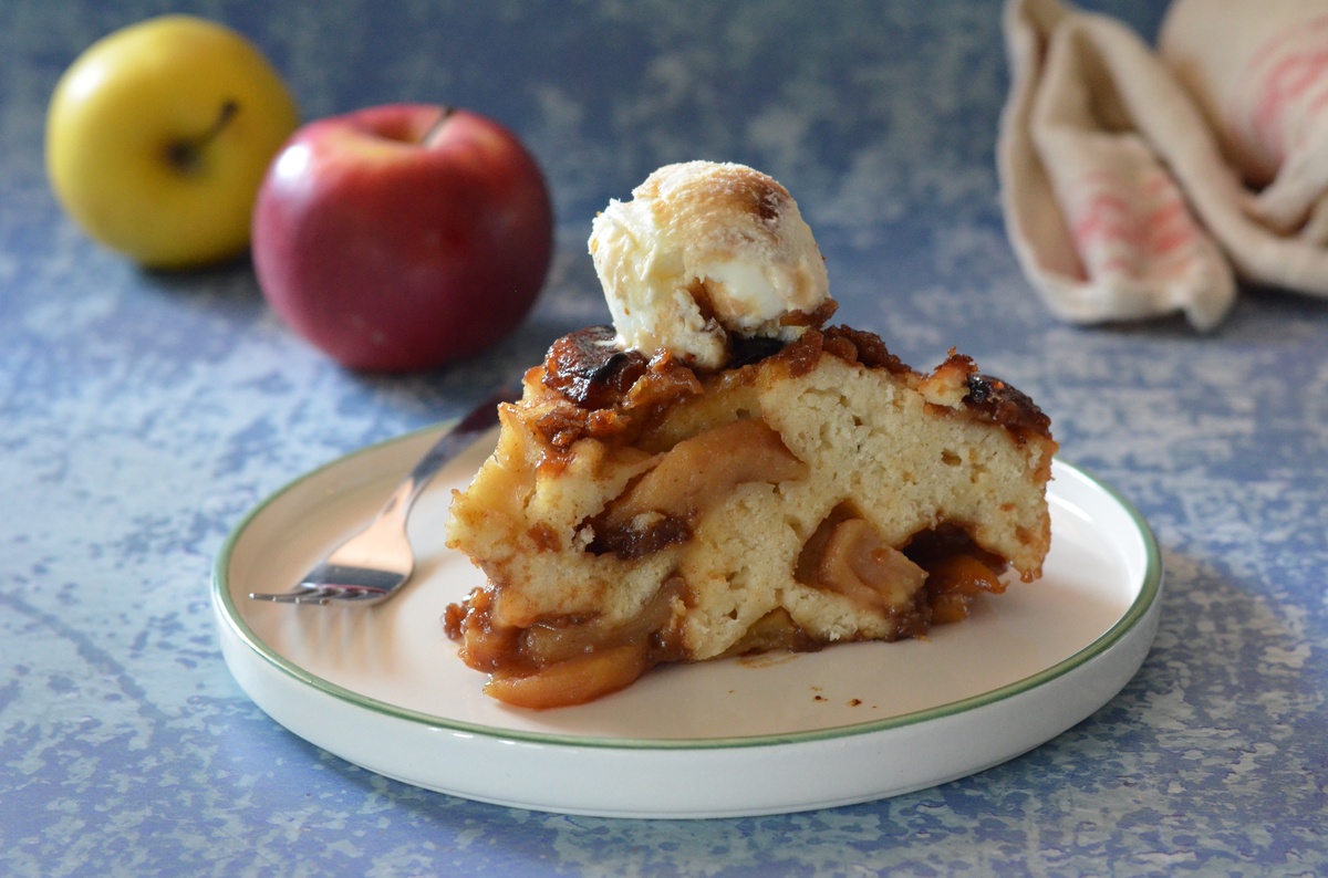 ein Stück Apfelkuchen mit Eiskugel serviert